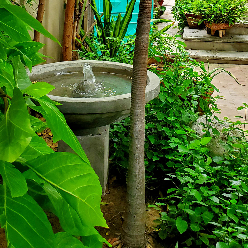 Circular bubbling fountain