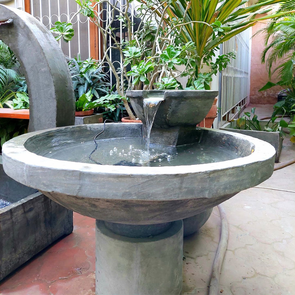 Circular single fall fountain